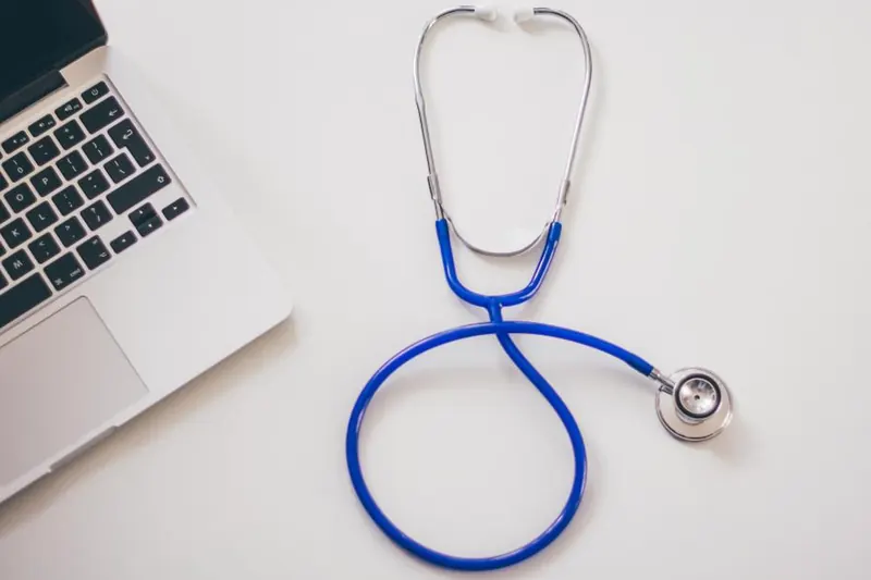 Stéthoscope posé à côté d'un ordinateur portable